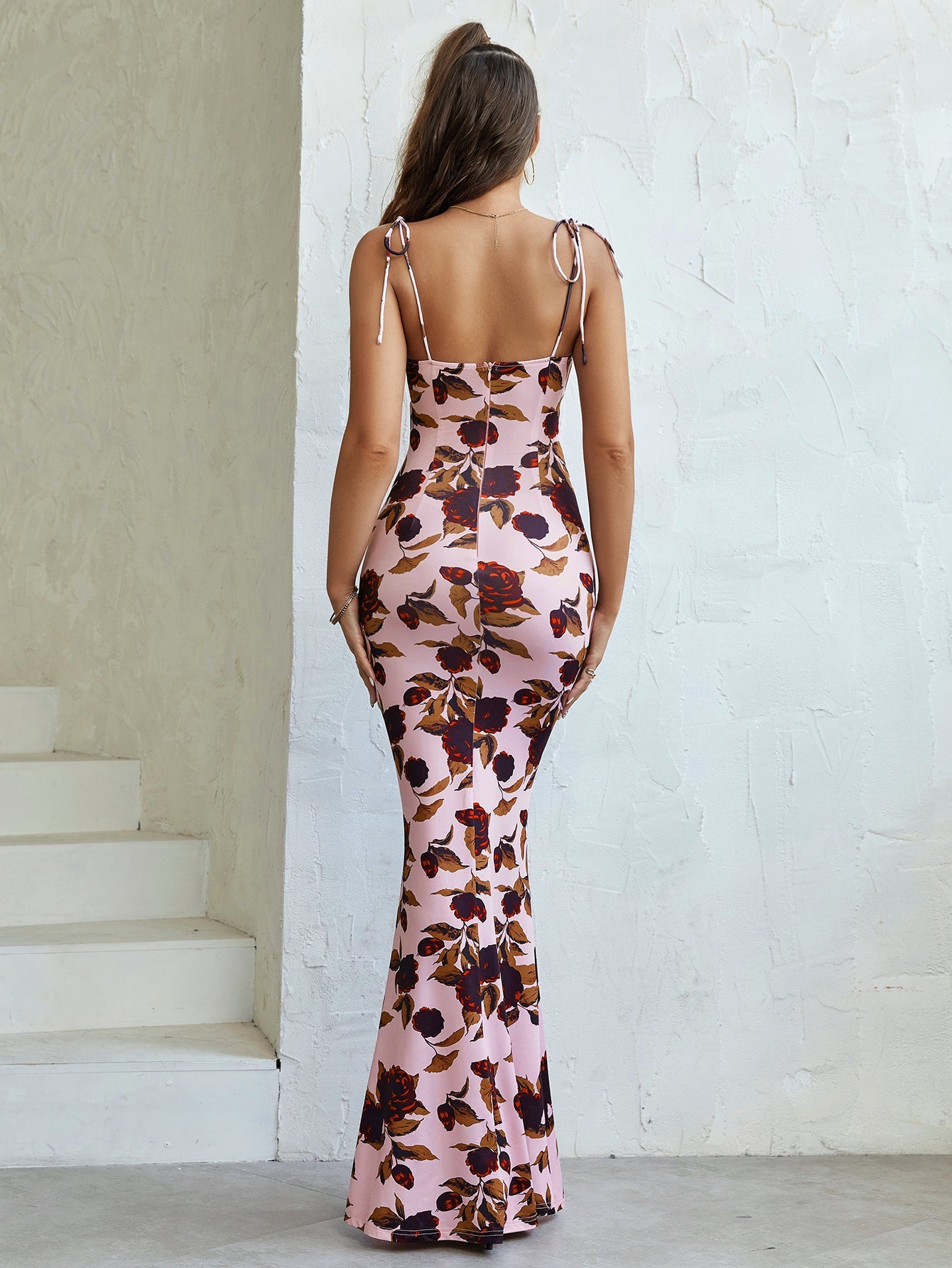 Charmante bloemenprint feestjurk met elegante strik-schouderband en fishtail zoom