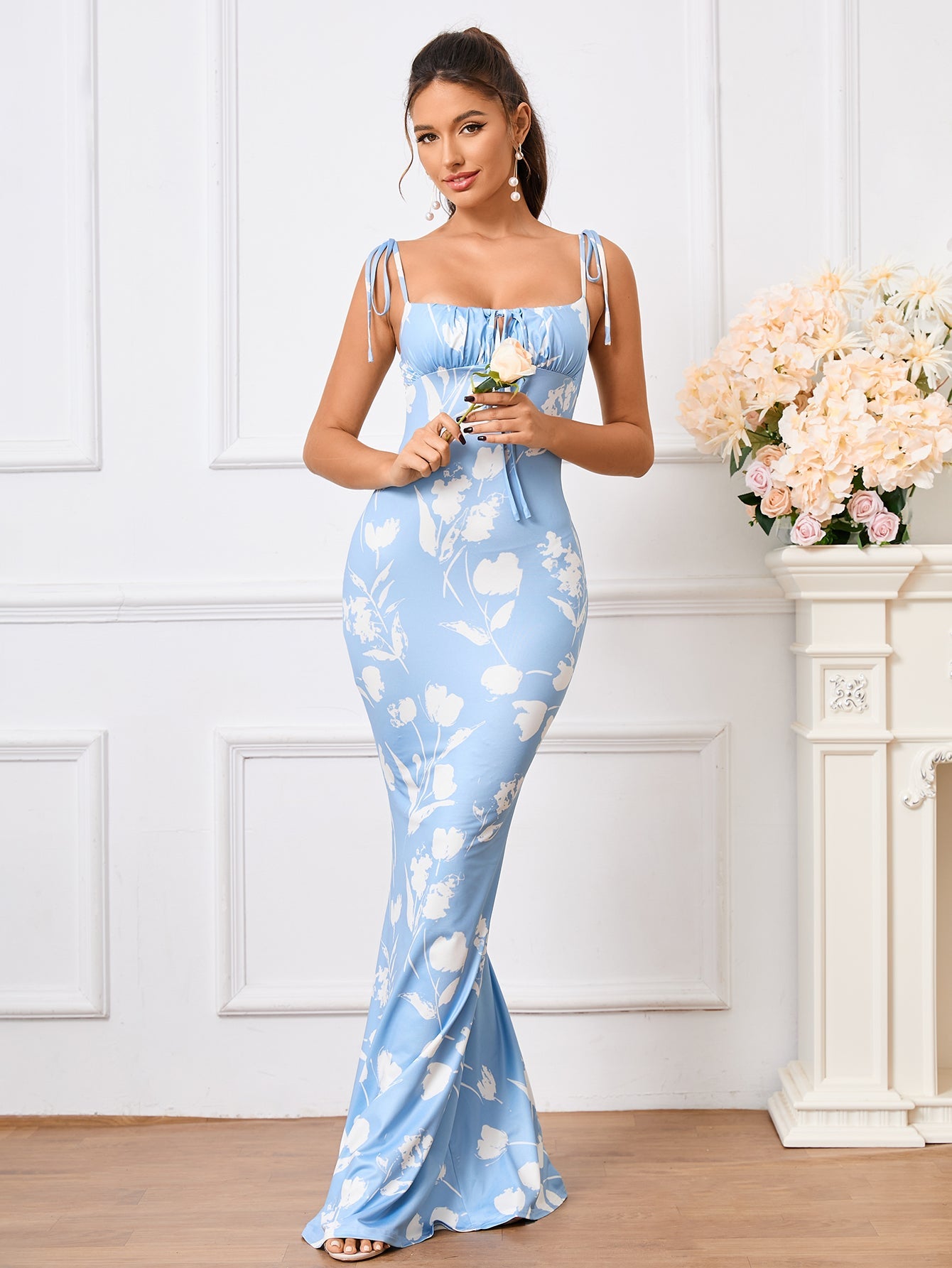 Charmante bloemenprint feestjurk met elegante strik-schouderband en fishtail zoom