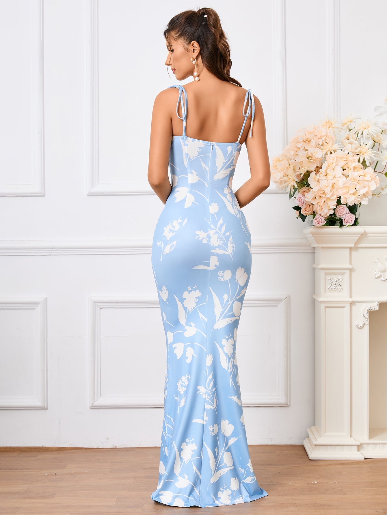 Charmante bloemenprint feestjurk met elegante strik-schouderband en fishtail zoom